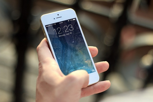 Cosa fare se il telefono cade in acqua: consigli utili