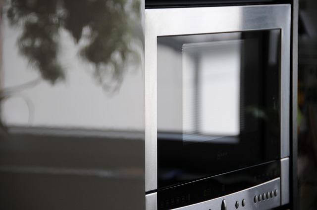 Perché il forno a microonde fa scintille?