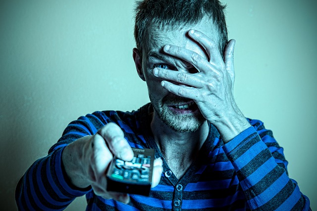 La TV si accende da sola: perché e cosa fare